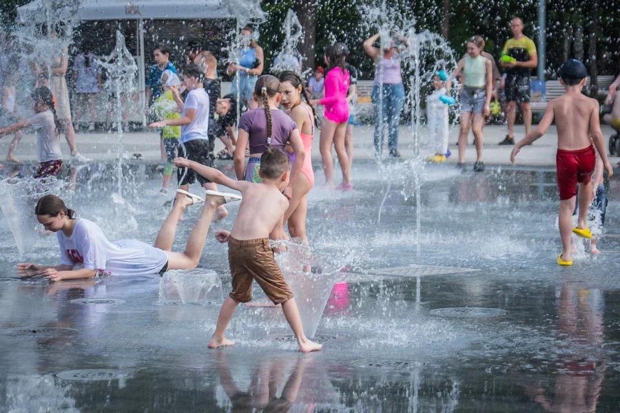 Фото В Новосибирске дети спасаются от жары в городских фонтанах 9